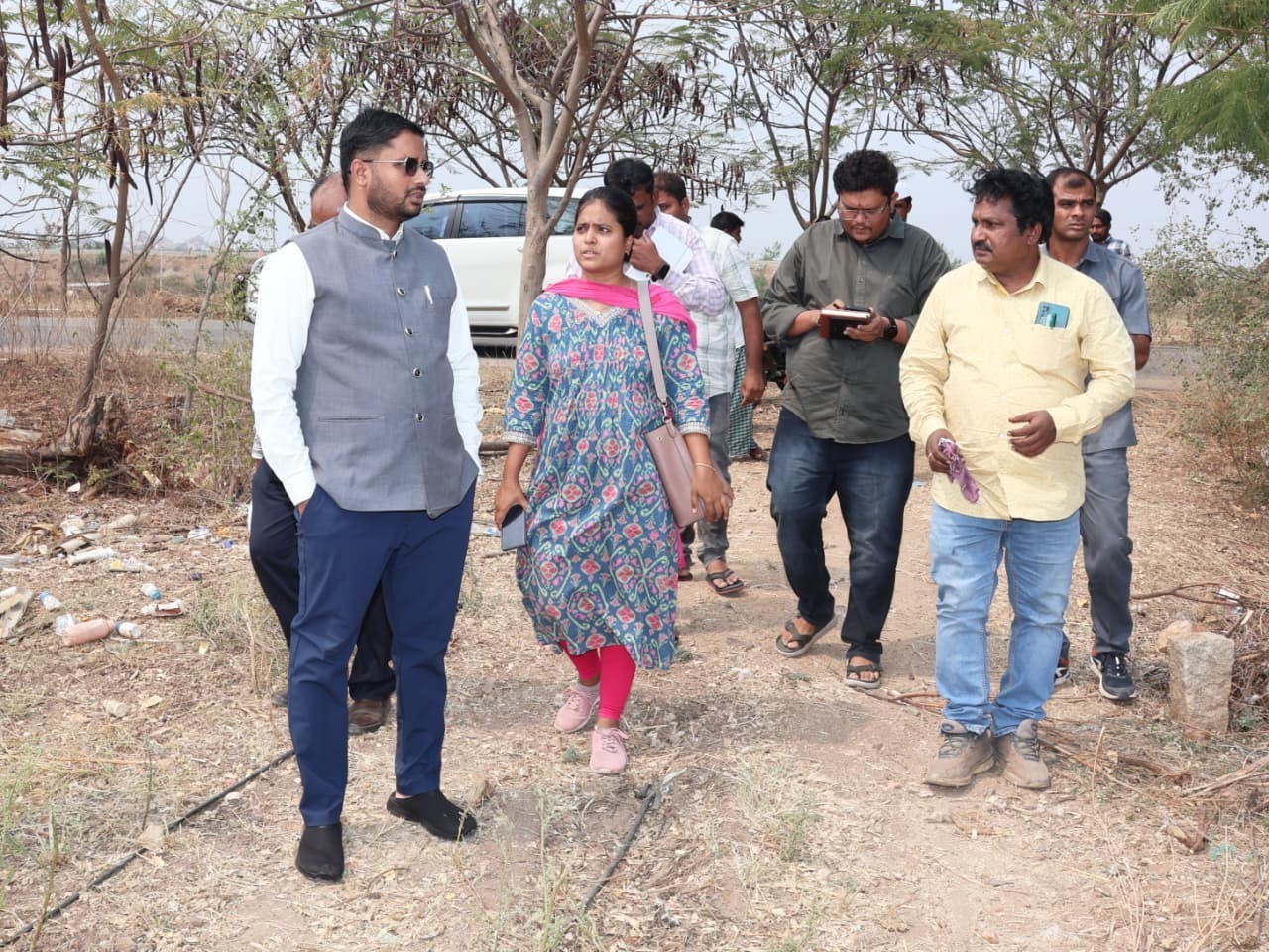 పంట పొలాలను సందర్శించిన కలెక్టర్