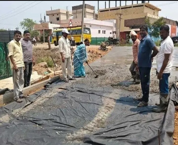 సీసీ రోడ్డు పనులు ప్రారంభించిన సర్పంచ్