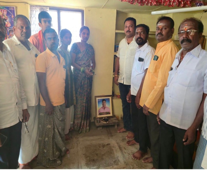 చేనేత కార్మికుని కుటుంబానికి ఆర్థిక సహాయం