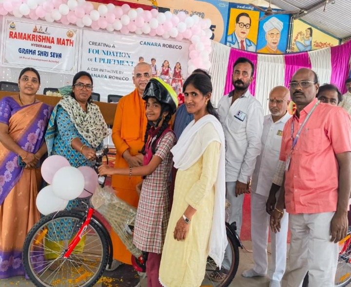 రామకృష్ణ మఠం వారిచే విద్యార్థులకు సైకిళ్ళ పంపిణీ