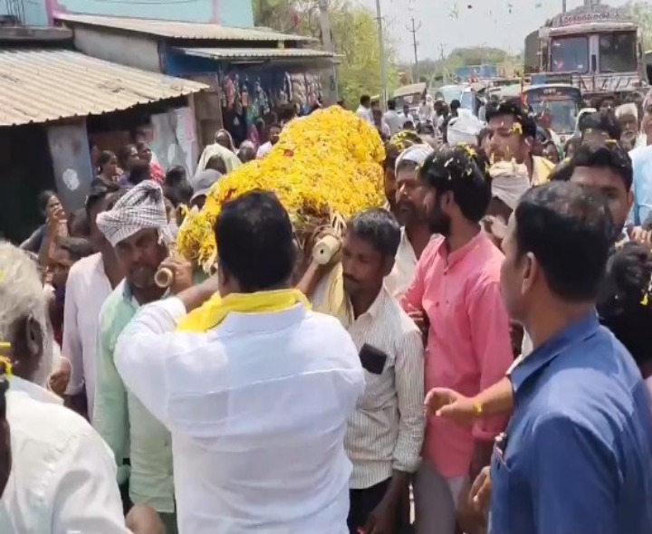 మాజీ ఎంపీటీసీకి ఎమ్మెల్యే నివాళి