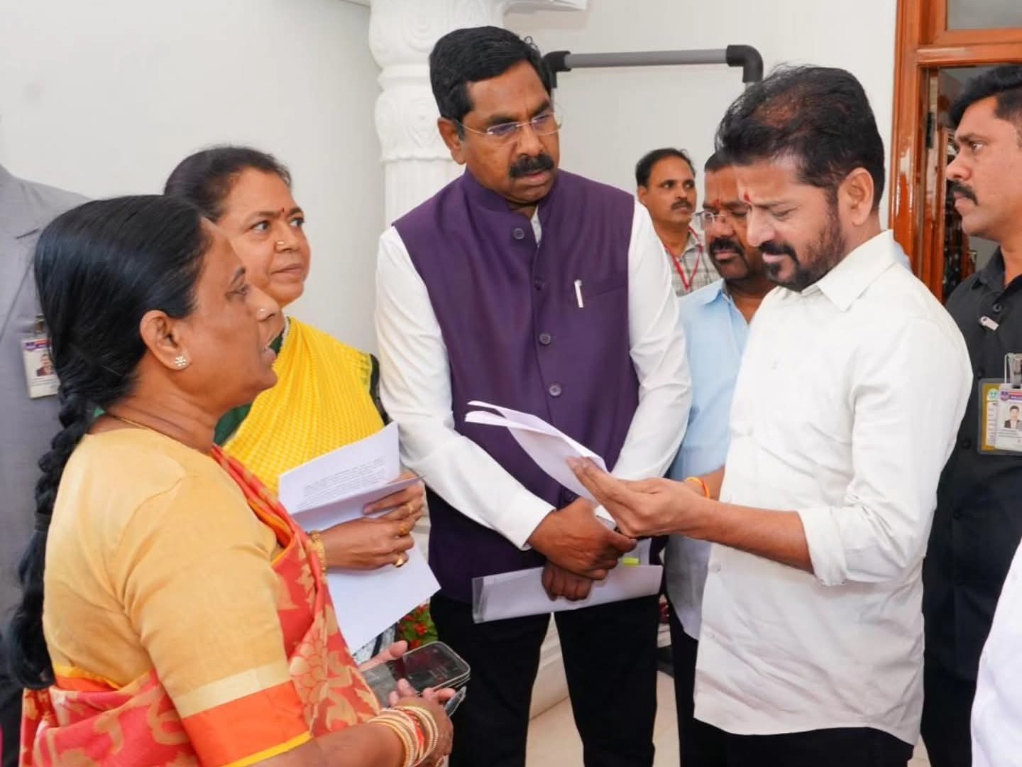 CM రేవంత్‌కు వినతి పత్రం అందజేసిన నేతలు