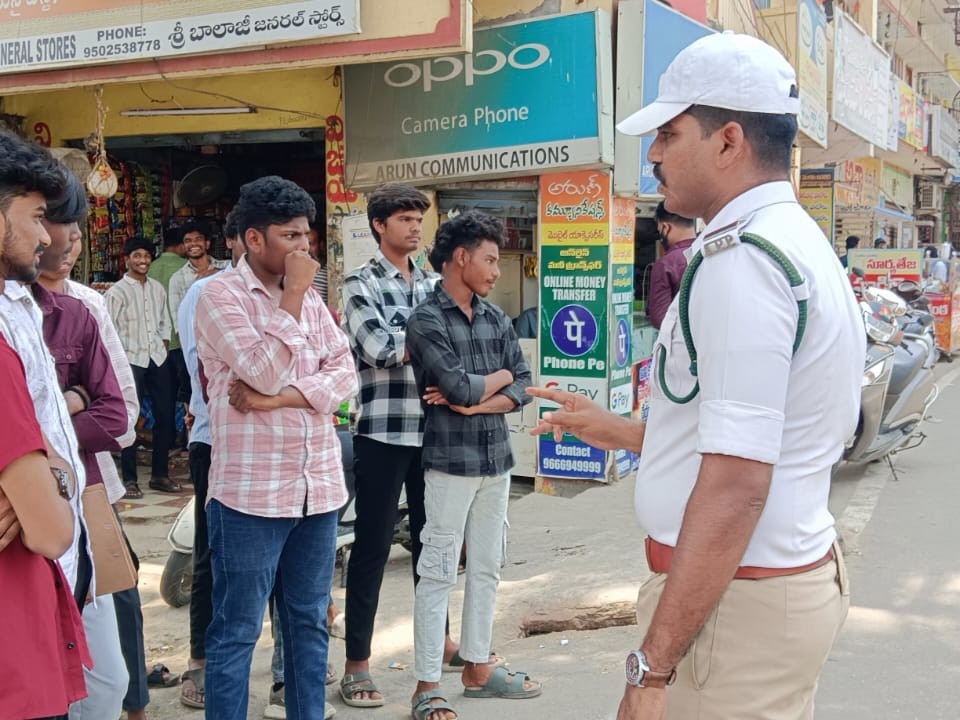 నందిగామలో పోలీసుల ప్రత్యేక డ్రైవ్