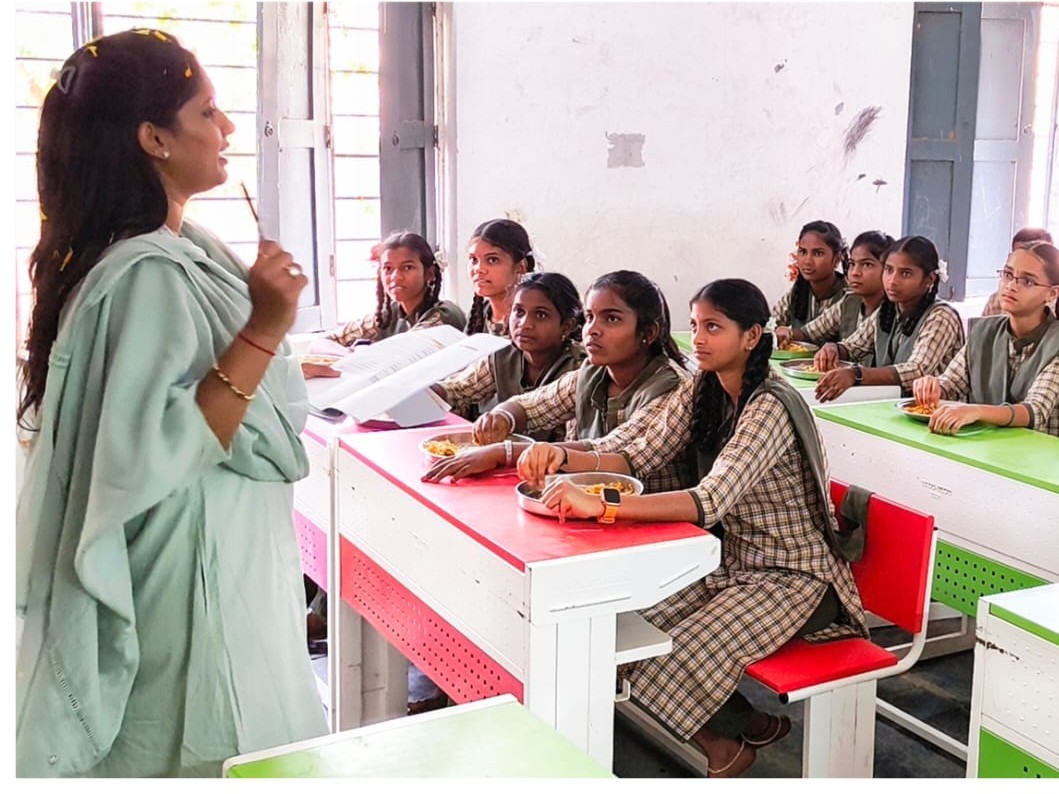 టీచర్‌గా మారిన ఎమ్మెల్యే బండారు శ్రావణి