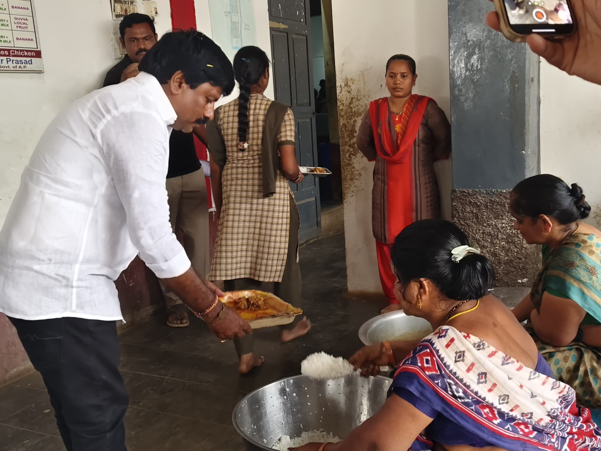 సిబ్బంది పనితీరుపై ఎమ్మెల్యే ఆగ్రహం