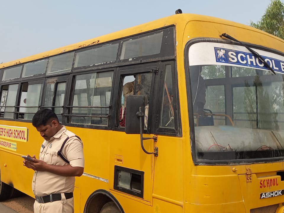 స్కూల్ బస్ ఢీ.. వ్యక్తి మృతి