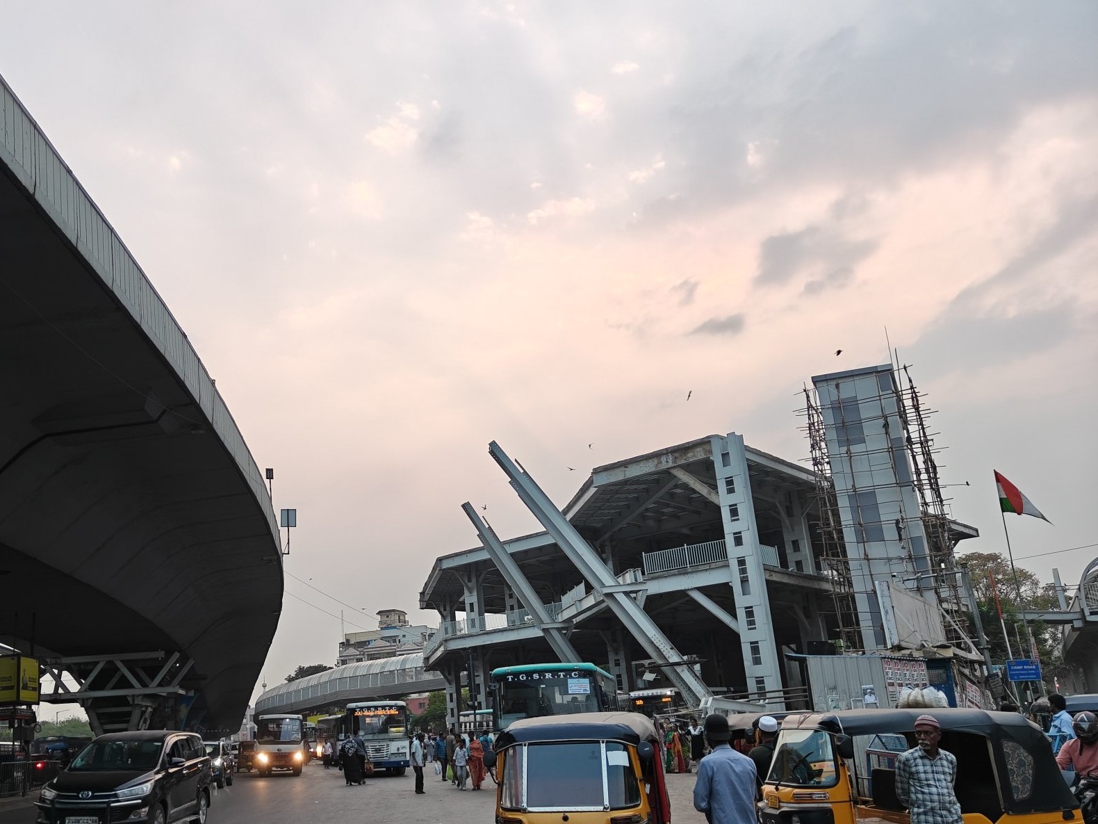 శరవేగంగా మెహిదీపట్నం స్కైవాక్ పనులు