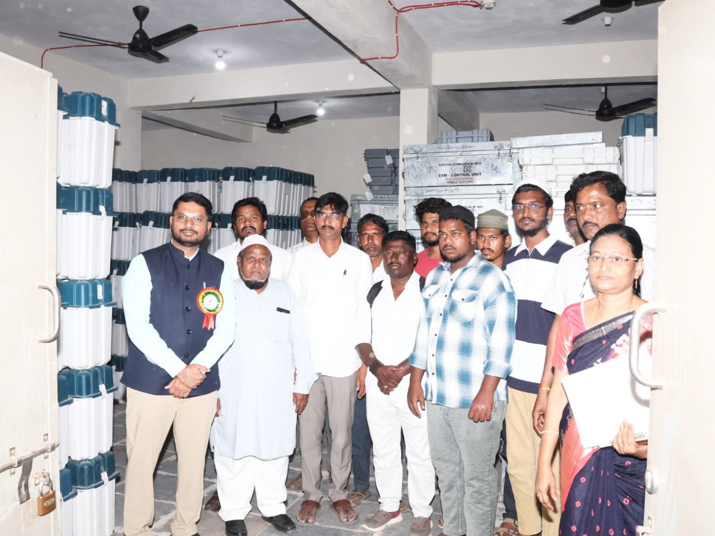 ఈవీఎం గోడౌన్‌ను తనిఖీ చేసిన కలెక్టర్