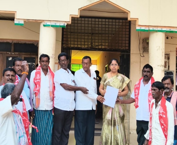 గ్యాస్ ధరలు తగ్గించాలని సీపీఐ ధర్నా