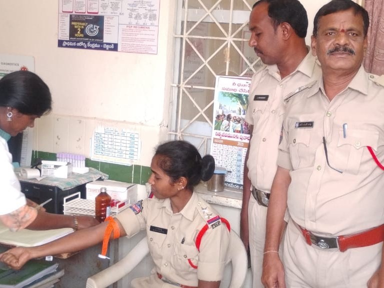 పోలీసులకు వైద్య పరీక్షలు