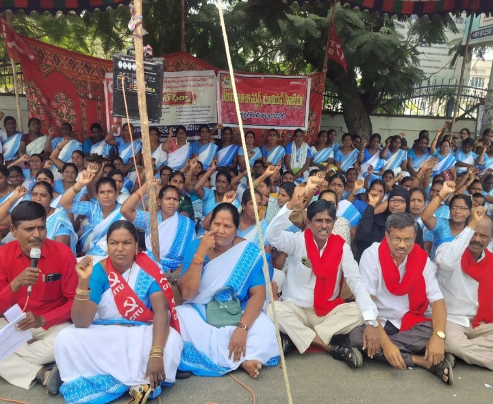 కలెక్టరేట్ ముందు ఆశా వర్కర్ల మహాధర్నా