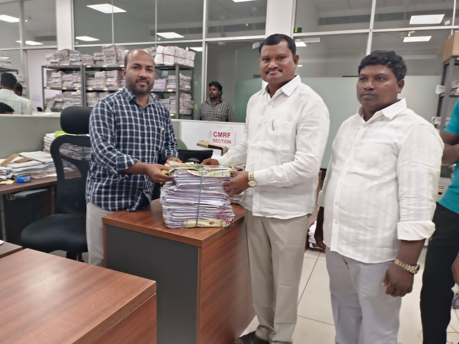 అనారోగ్య బాధితులకు అండగా ఎమ్మెల్యే జారే