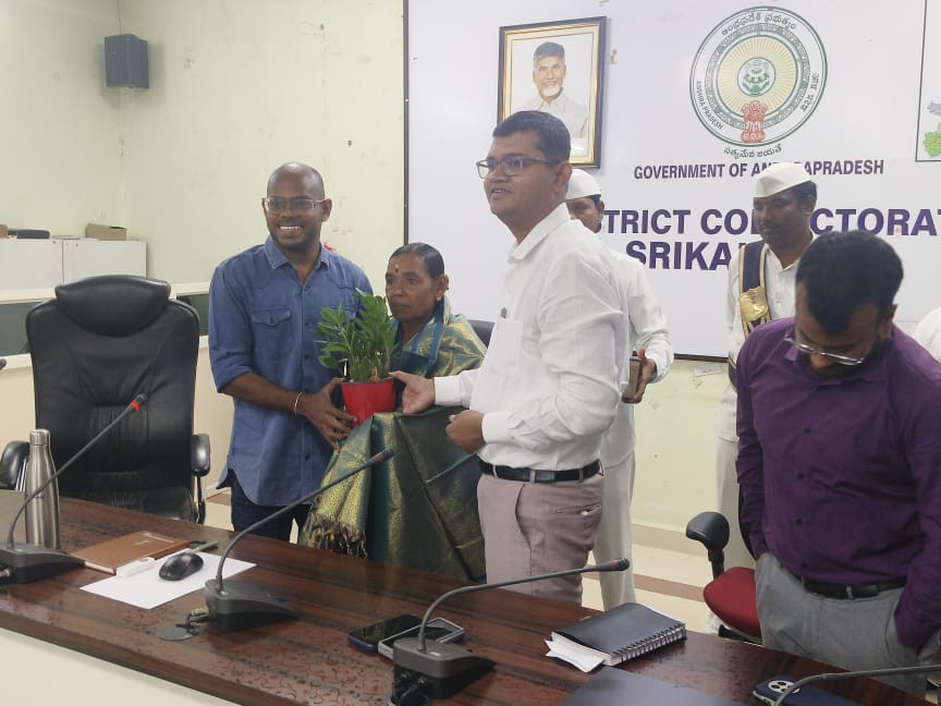 సివిల్స్ విజేతకు కలెక్టర్ ఘన సత్కారం