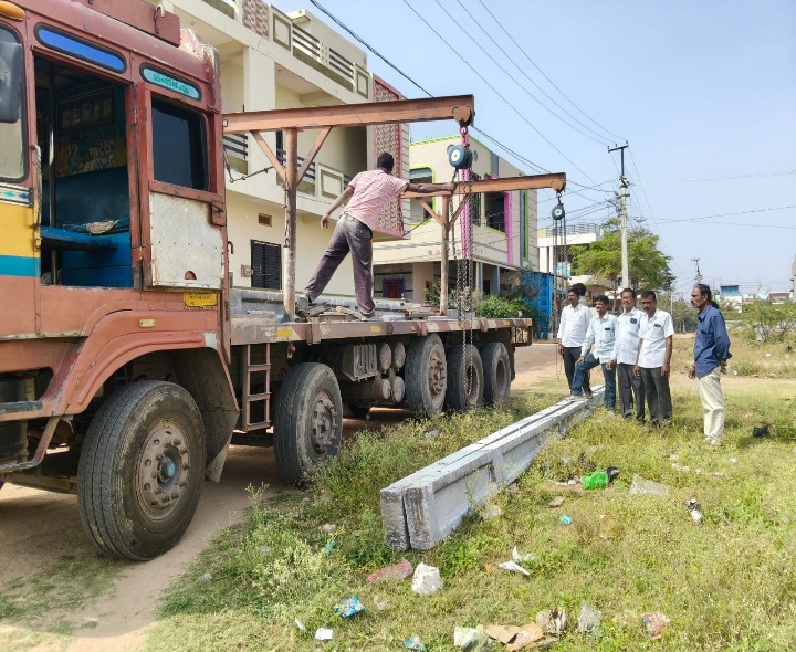కాలనీలో కరెంట్ పోల్స్ ఏర్పాటు.. కాలనీవాసుల హర్షం