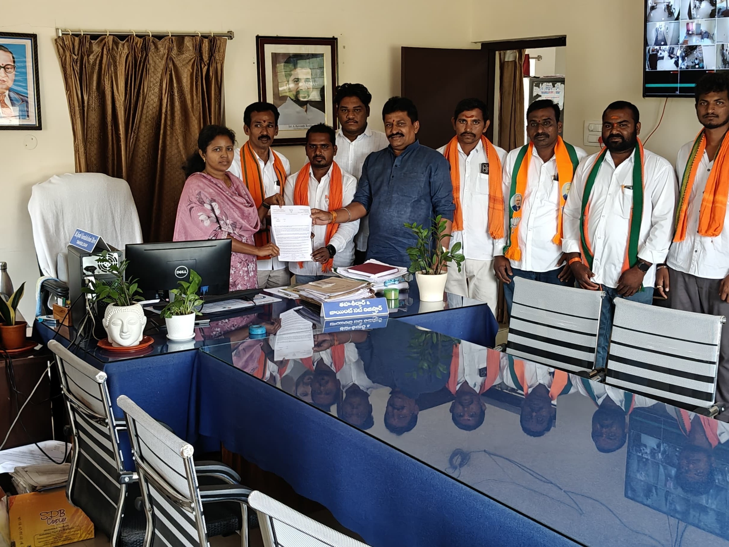 దామెర MROకు వినతిపత్రం అందజేసిన నేతలు