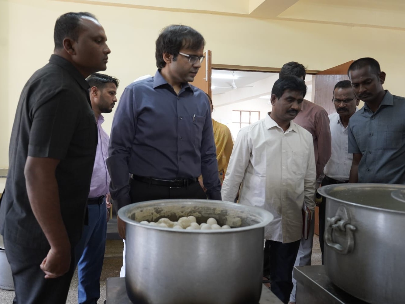 ఏకలవ్య పాఠశాలను తనిఖీ చేసిన కలెక్టర్