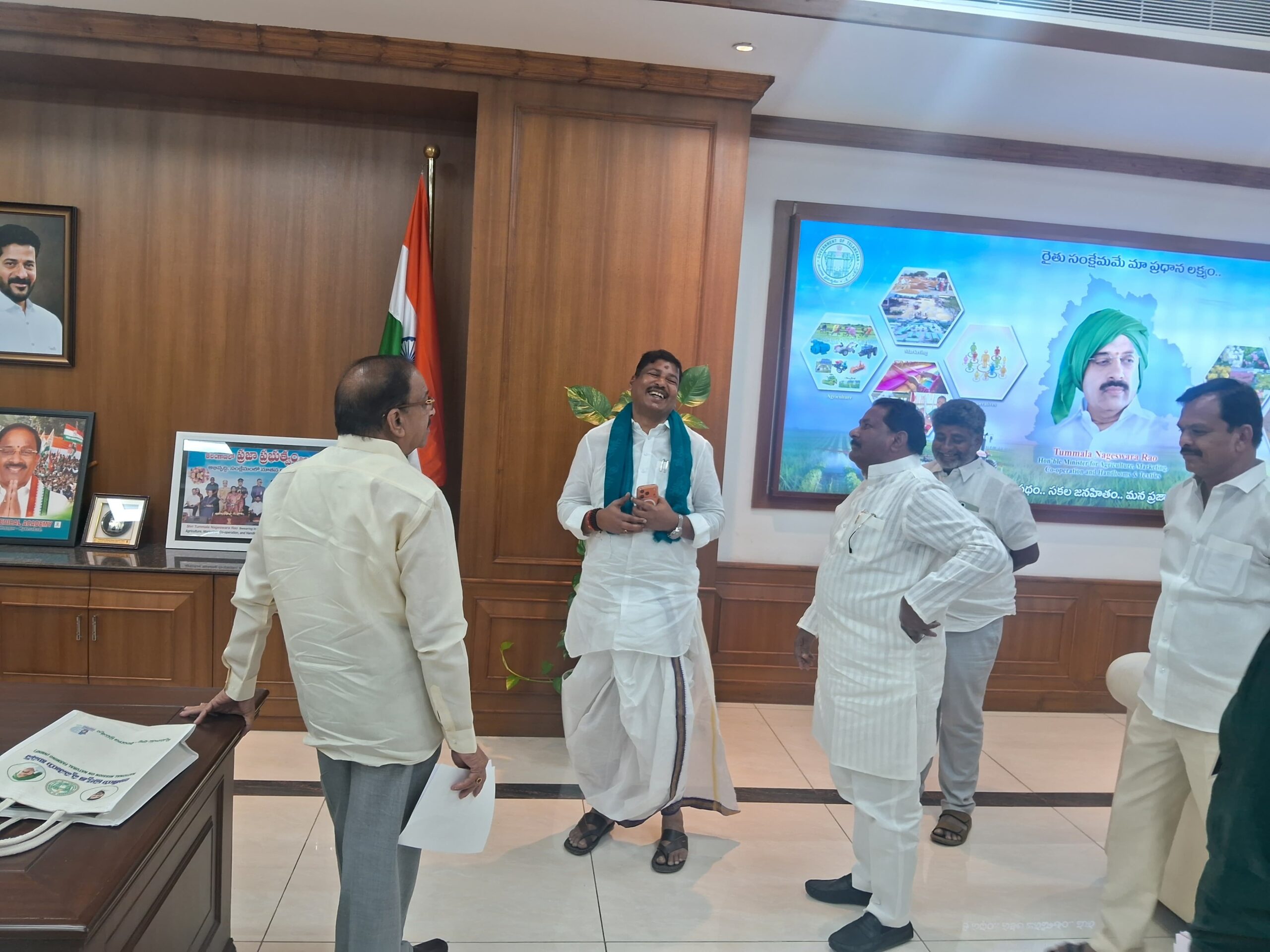 మొక్కజొన్నలు కొనుగోలు చేయాలి: ఎమ్మెల్యే.