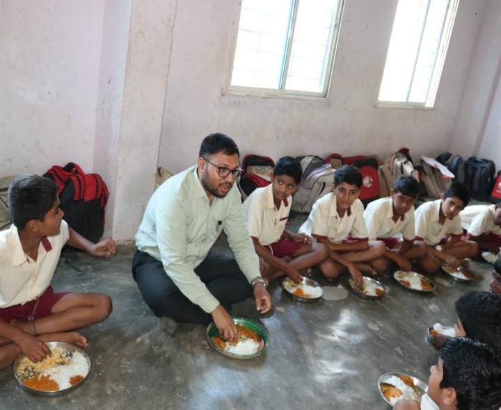 విద్యార్థులతో కలిసి కలెక్టర్ భోజనం