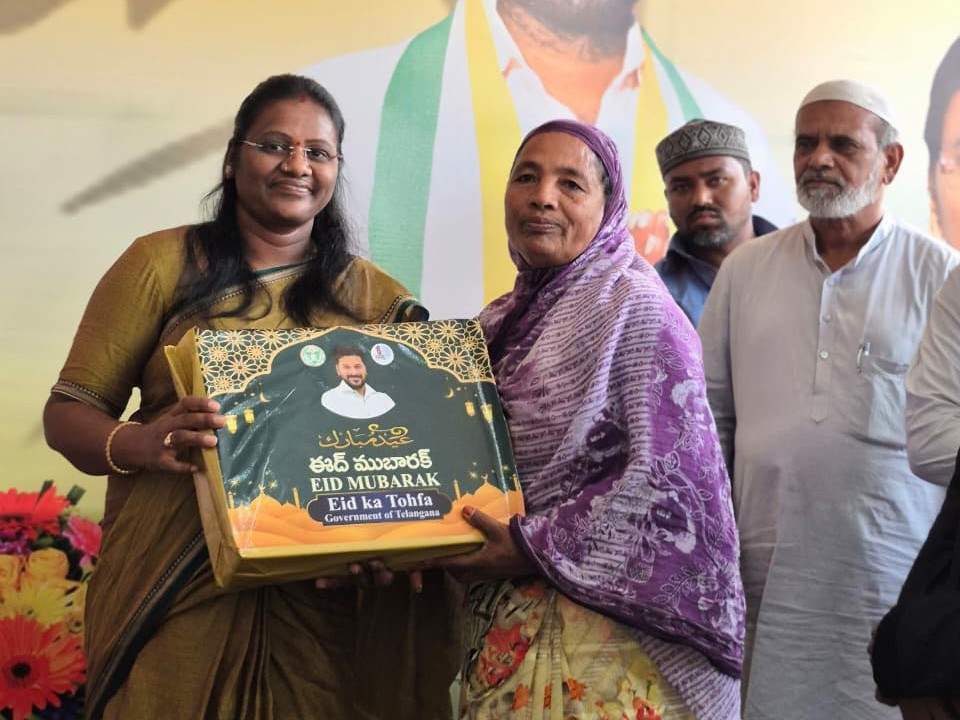 ముస్లింలకు వస్త్రాలు అందజేసిన మేయర్