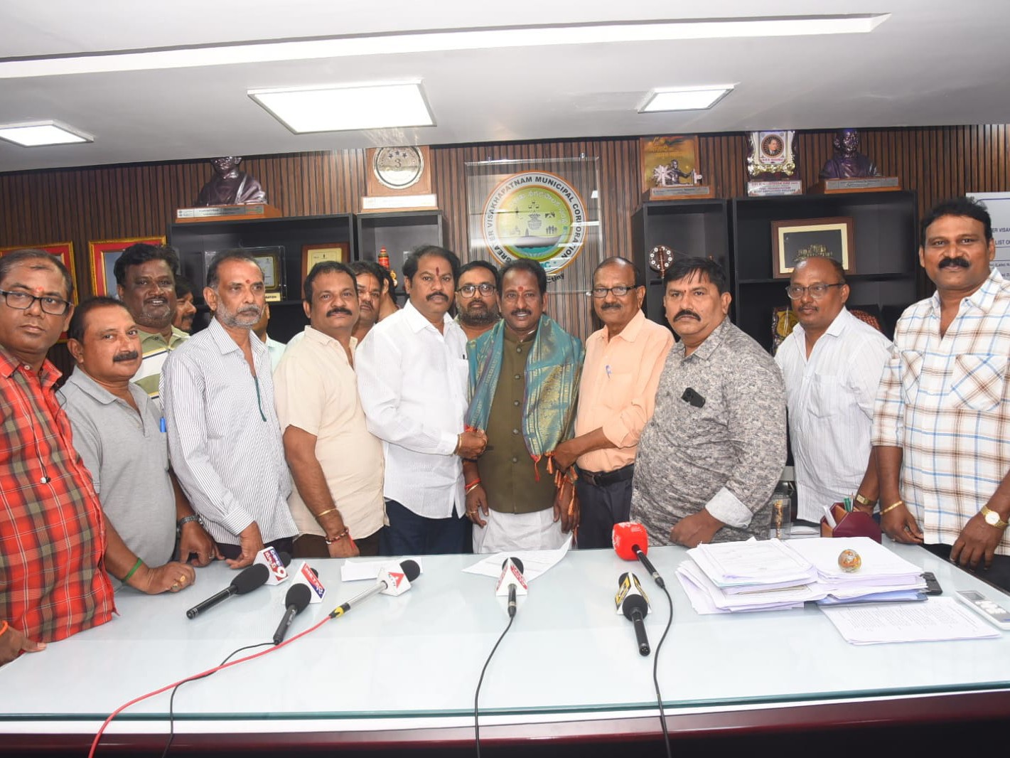 మేయర్ పీలా శ్రీనివాసరావుకు ఘన సత్కారం