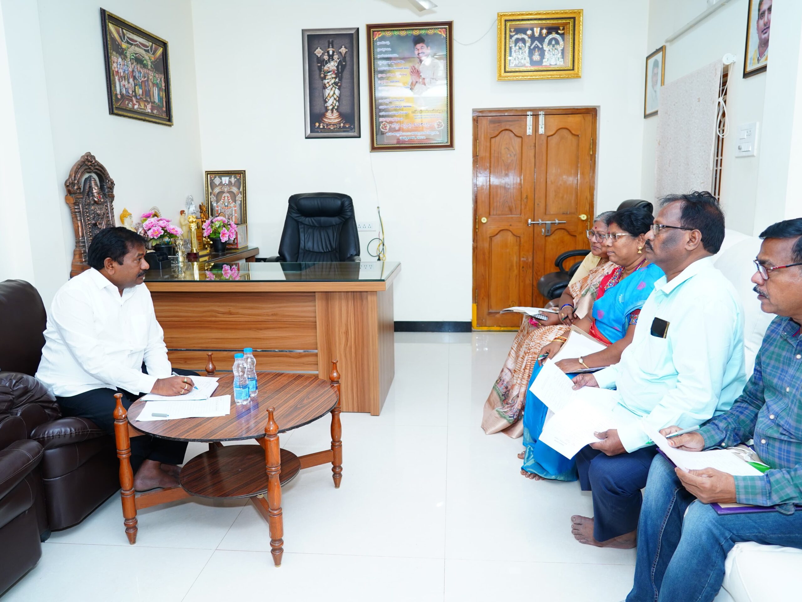 ఎంపీడీవోలతో సమీక్ష నిర్వహించిన మంత్రి స్వామి