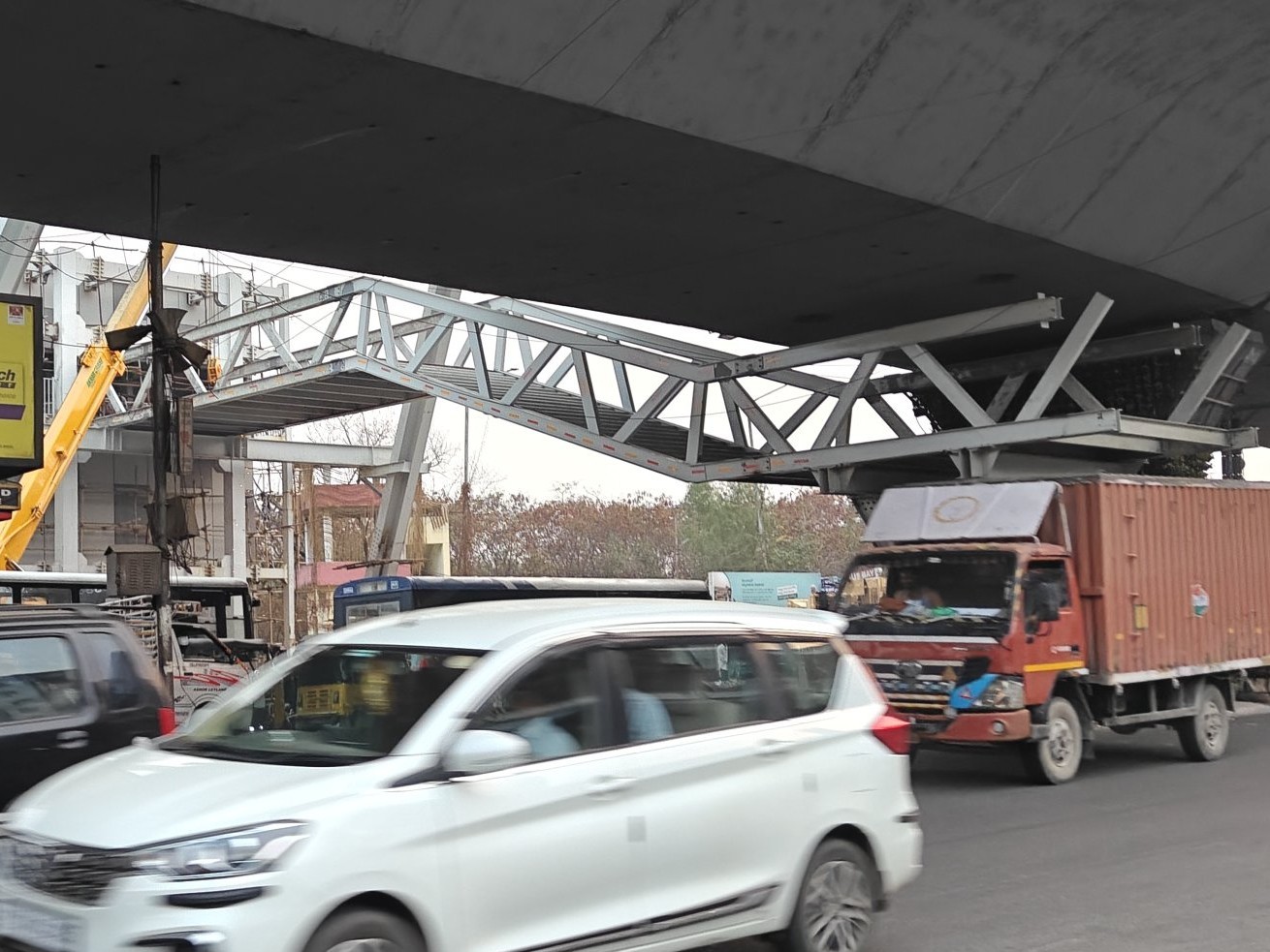 DANGER: వాహనాలకు తాకేలా.. మెహదీపట్నం స్కైవాక్..!?