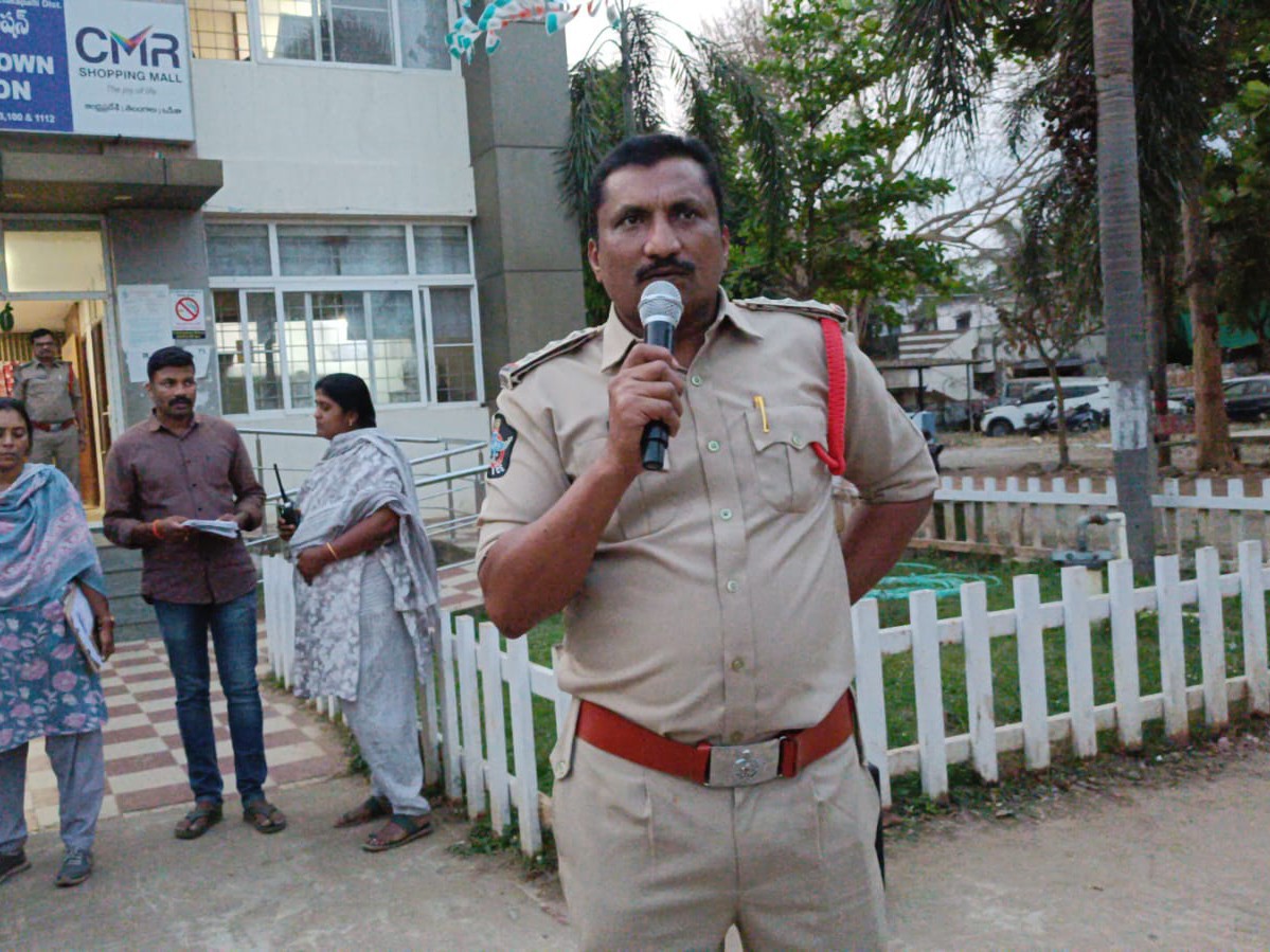 నర్సీపట్నంలో పోలీసులు ప్రత్యేక బందోబస్తు