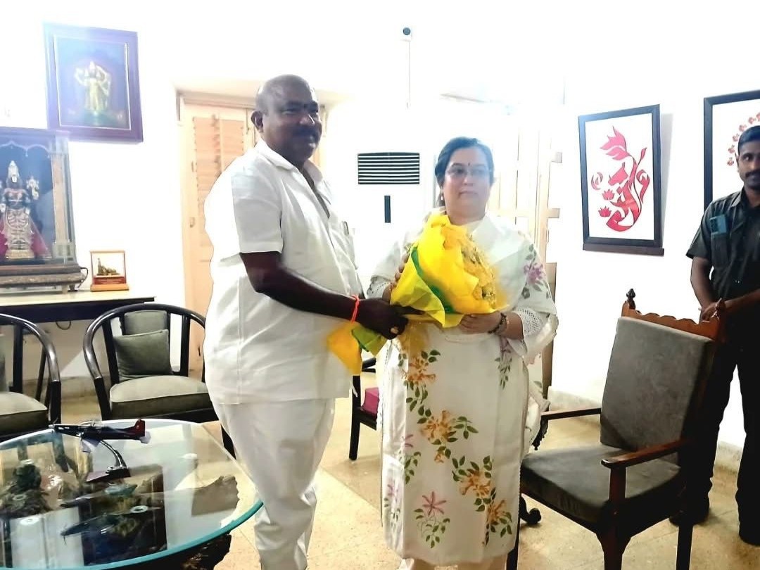 ఎమ్మెల్యేను కలిసిన ఏపీ గృహనిర్మాణ సంస్థ ఛైర్మన్