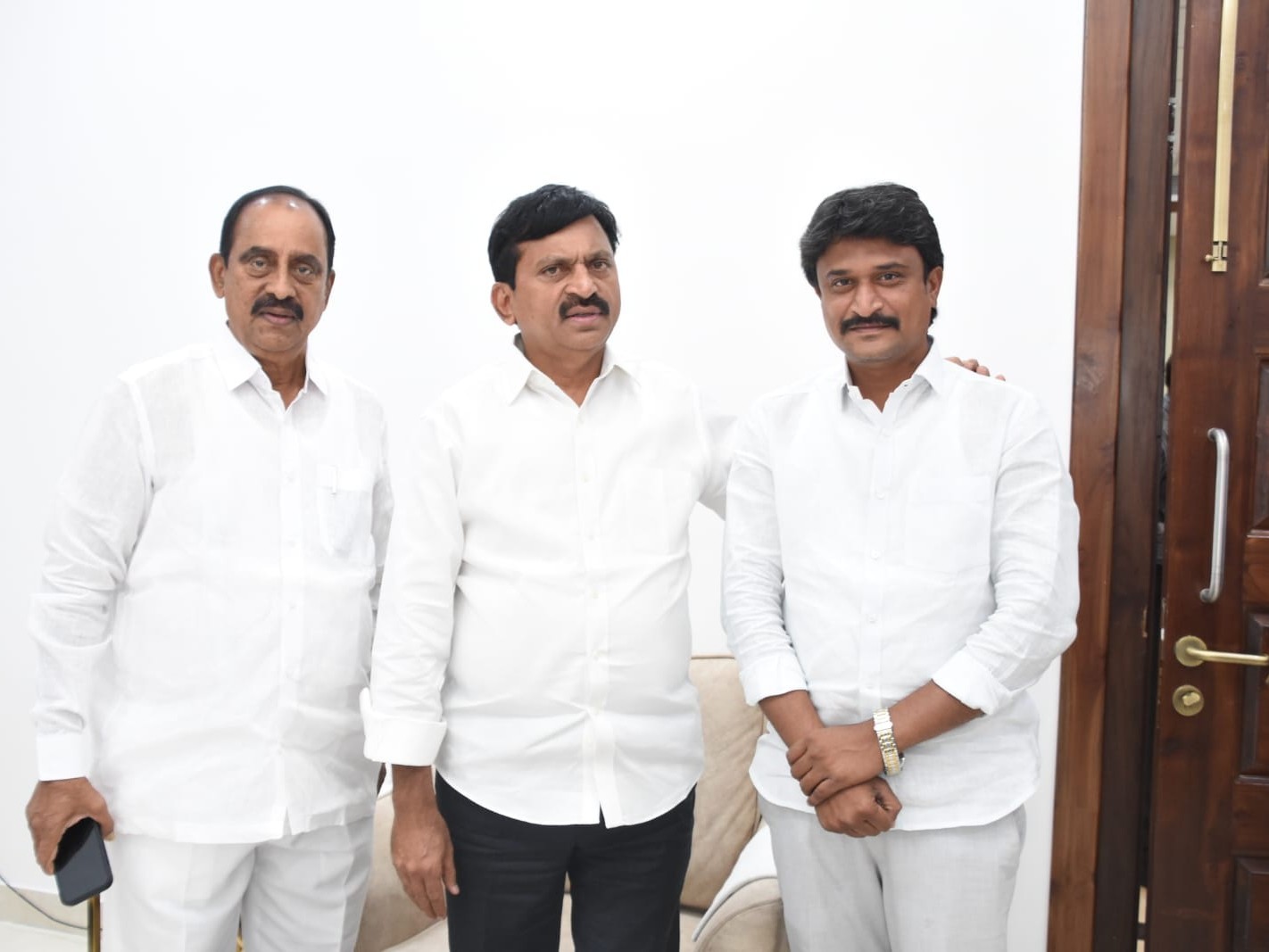 మంత్రి పొంగులేటిని కలిసిన ఎమ్మెల్యే రేవూరి