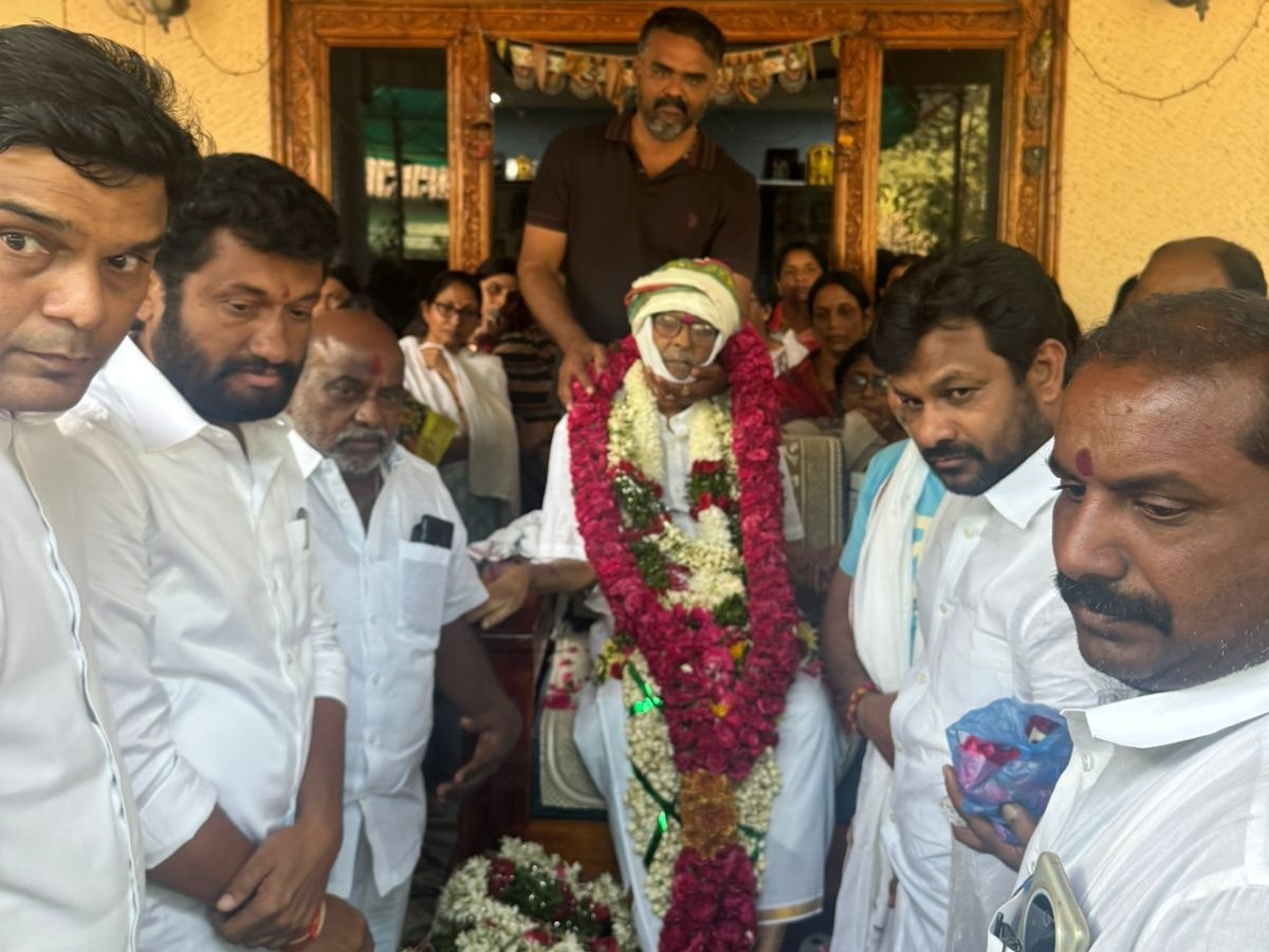 అజ్మీర గోవింద్ నాయక్ అంత్యక్రియలో పాల్గొన్న బోథ్ MLA