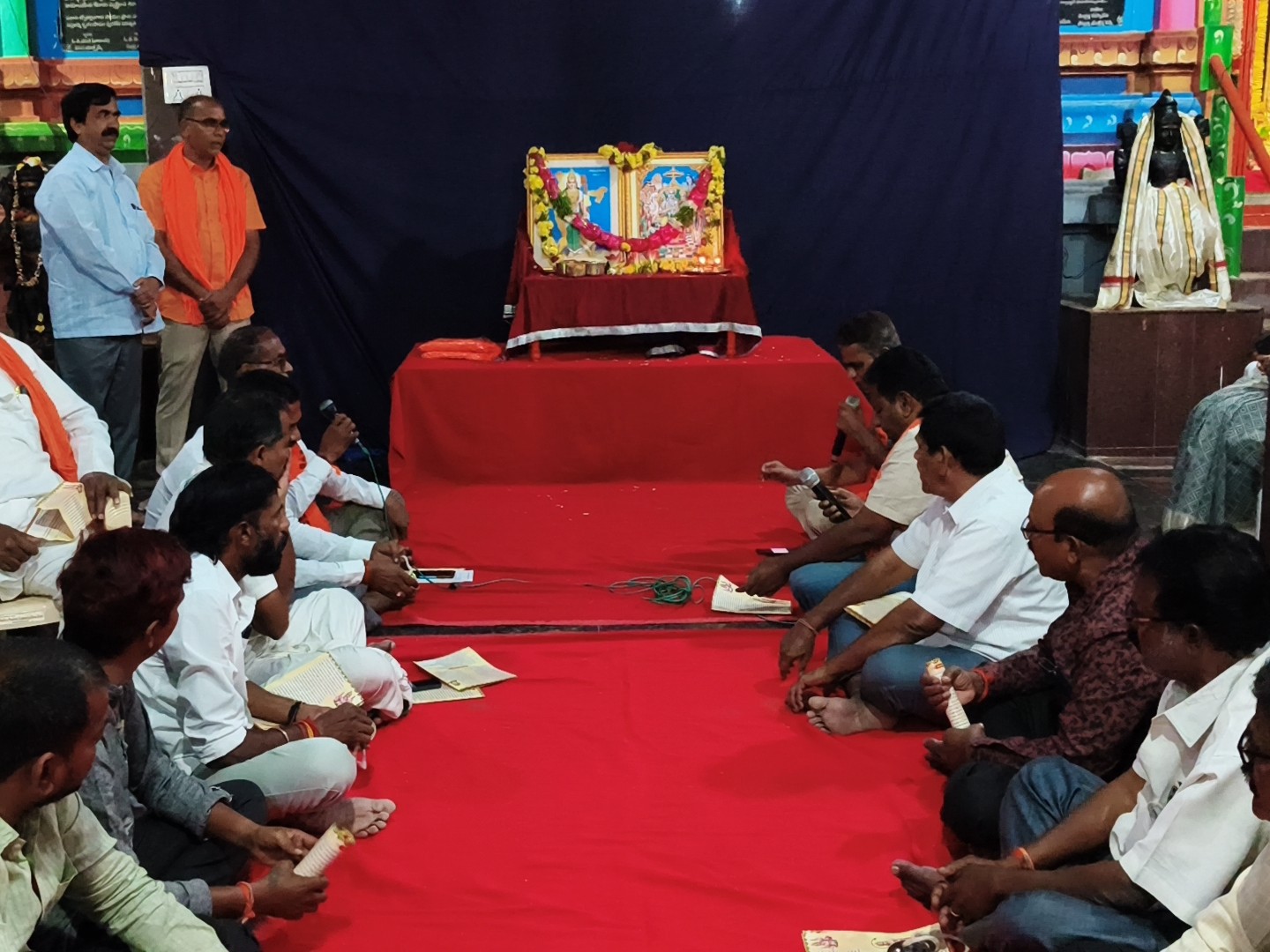 దేవాలయంలో హనుమాన్ చాలీసా పారాయణం