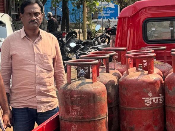 జిల్లాలో తనిఖీలు.. 6 సిలిండర్లు స్వాధీనం