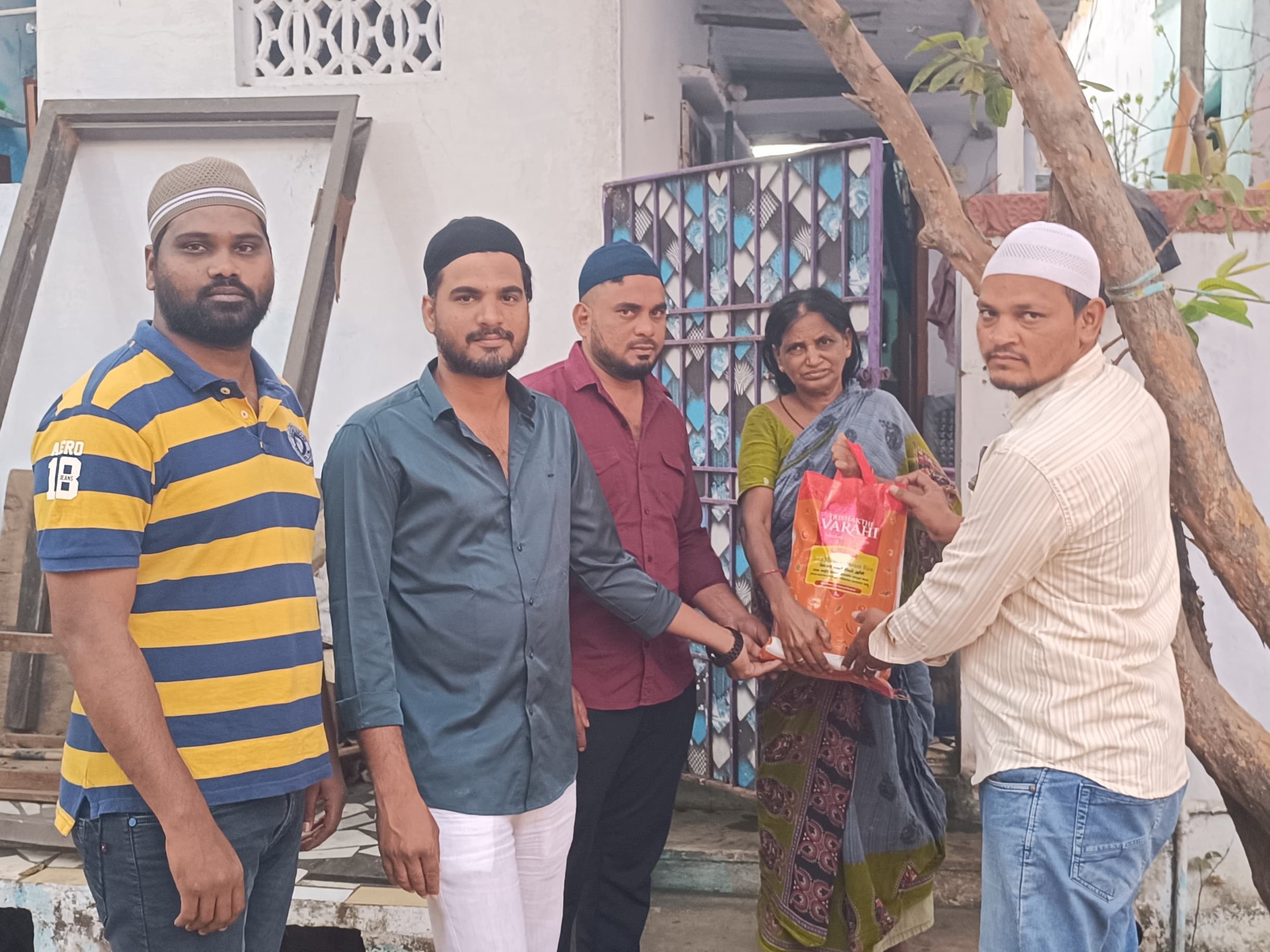 నిరుపేదలకు రంజాన్ తోఫా పంపిణీ