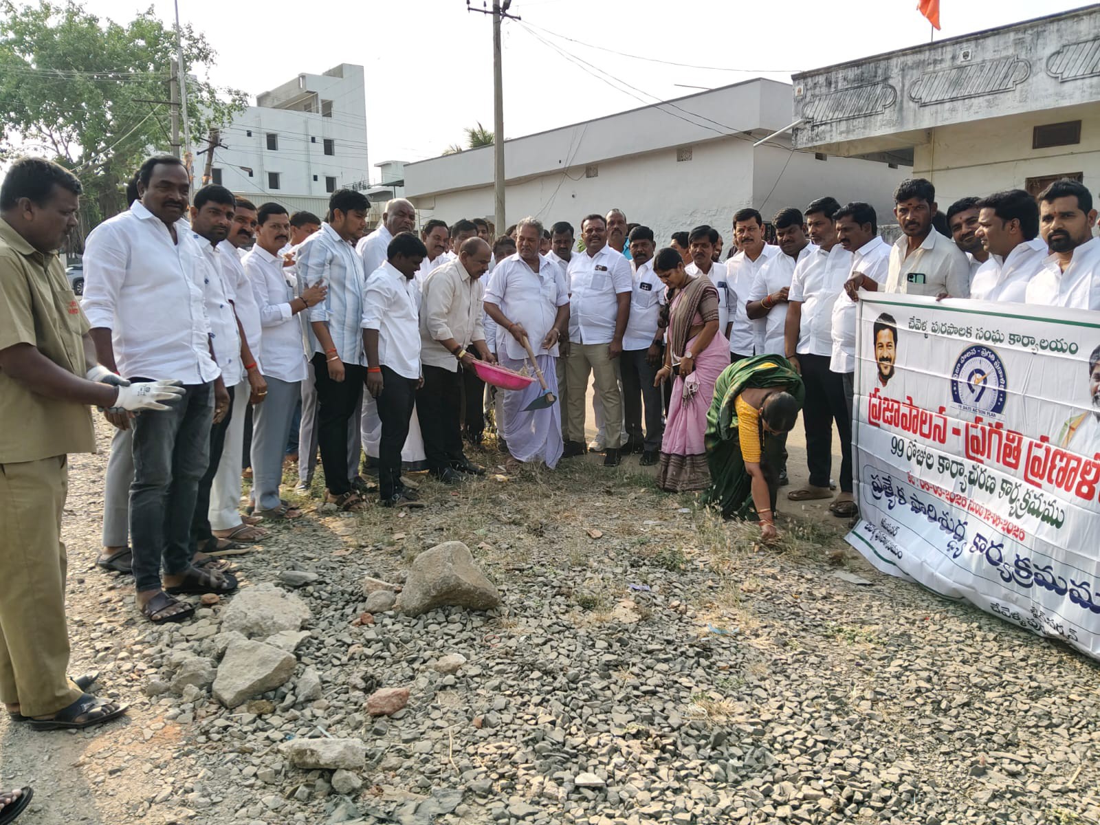 శానిటేషన్‌లో పాల్గొన్న ఎమ్మెల్యే