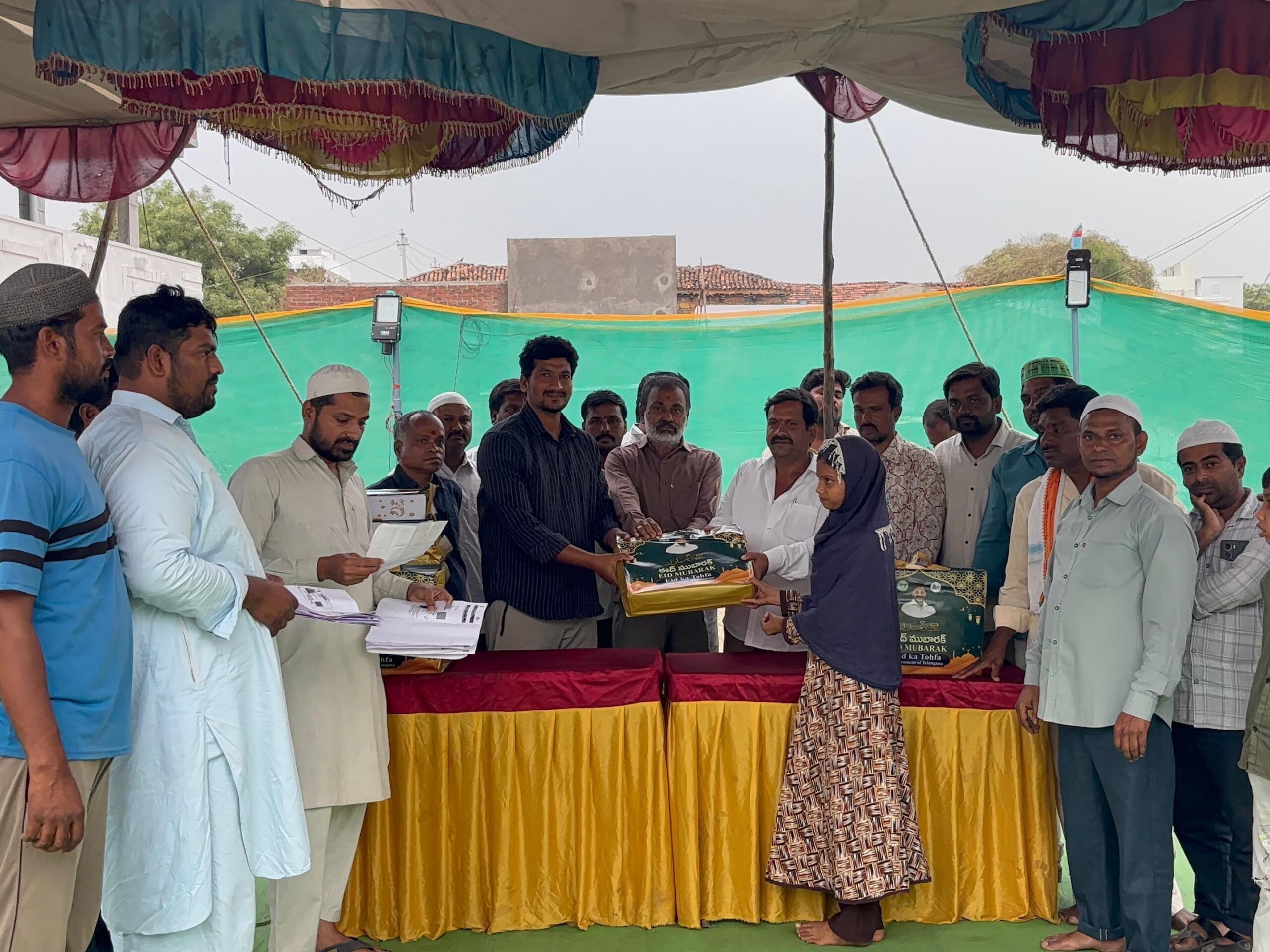 ముస్లిం మహిళలకు రంజాన్ తోఫా పంపిణీ