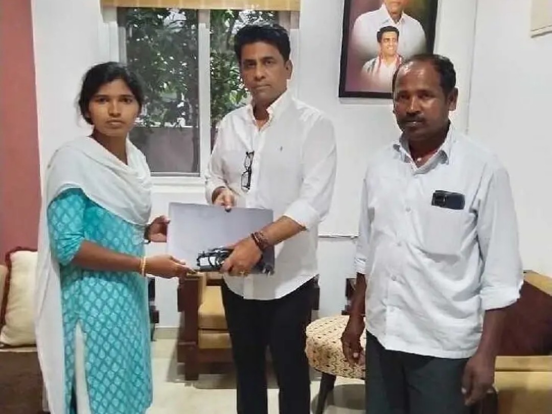 పేద విద్యార్థినికి ఎమ్మెల్యే చేయూత