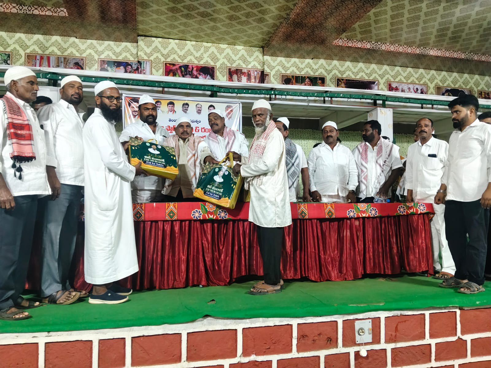 రంజాన్ కిట్లను పంపిణీ చేసిన ఎమ్మెల్యే