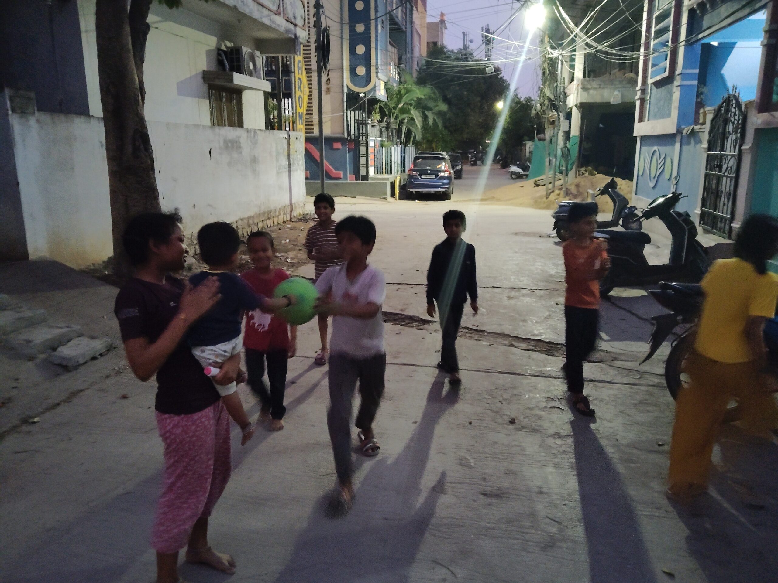 ఒంటిపూట బడులు..గల్లీలో పిల్లల ఆటలు..!
