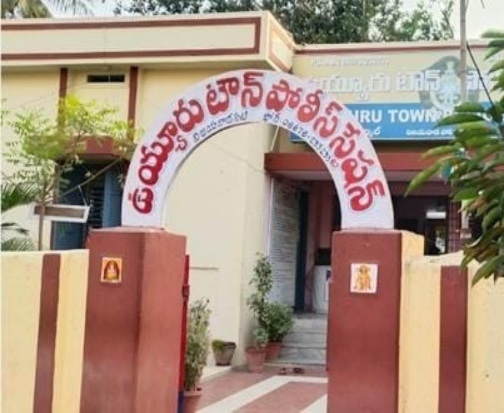 ఇంటర్ విద్యార్థులకు పోలీసుల హెచ్చరిక