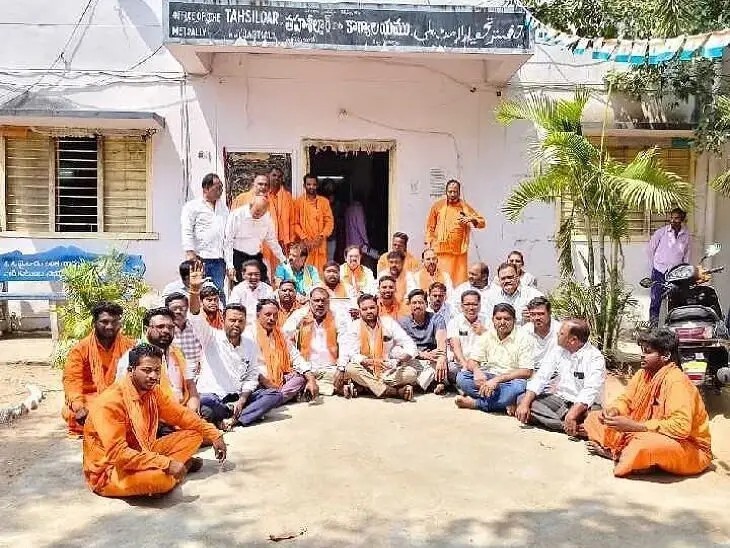 హామీలు నెరవేర్చాలని ధర్నా