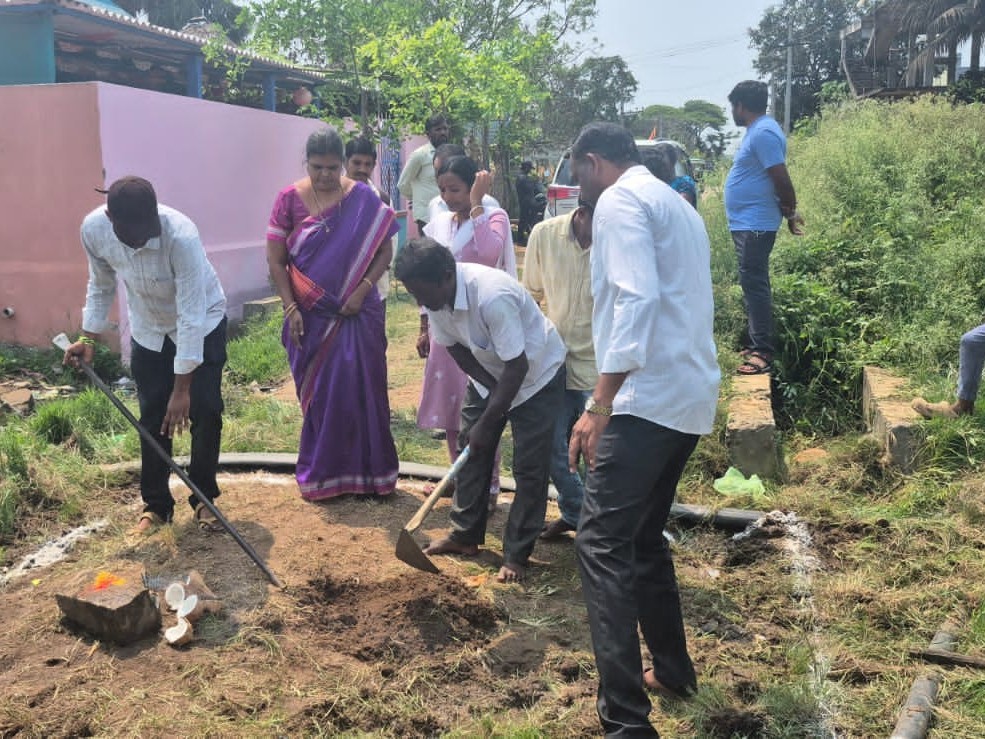 నిర్మాణ పనులను పరిశీలించి డీఆర్డీఏ