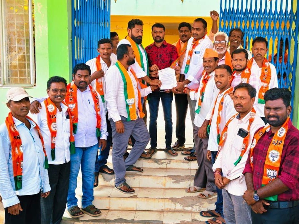 తహసీల్దార్ కార్యాలయంలో వినతిపత్రం అందజేత