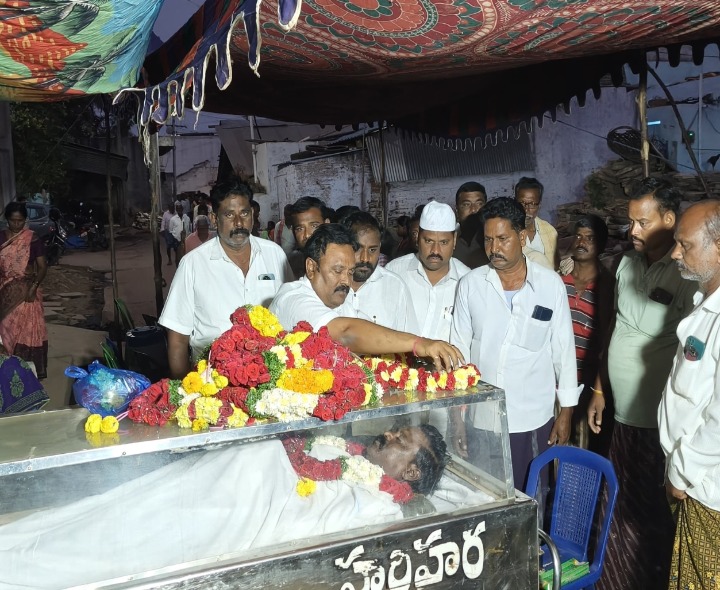 టీడీపీ నాయకుడు మృతి నివాళులర్పించి ఎమ్మెల్య