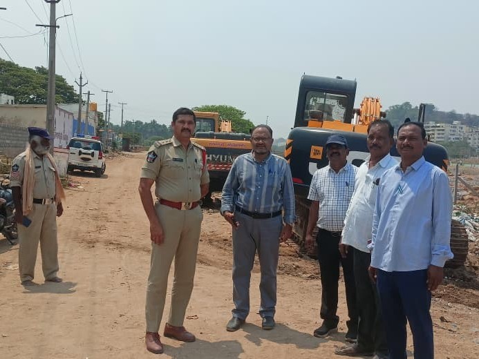 అక్రమ ఇసుక తవ్వకాలపై అధికారుల దాడి