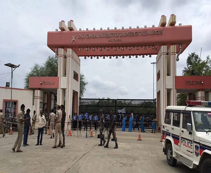 వీసీ రాజీనామా.. విద్యార్థుల ఆందోళన