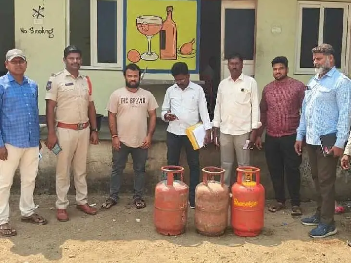 సివిల్ సప్లై దాడులు.. 15 గ్యాస్ సిలిండర్లు సీజ్