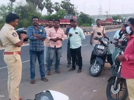 రోడ్డు భద్రత గురించి వాహనదారులు అవగాహన