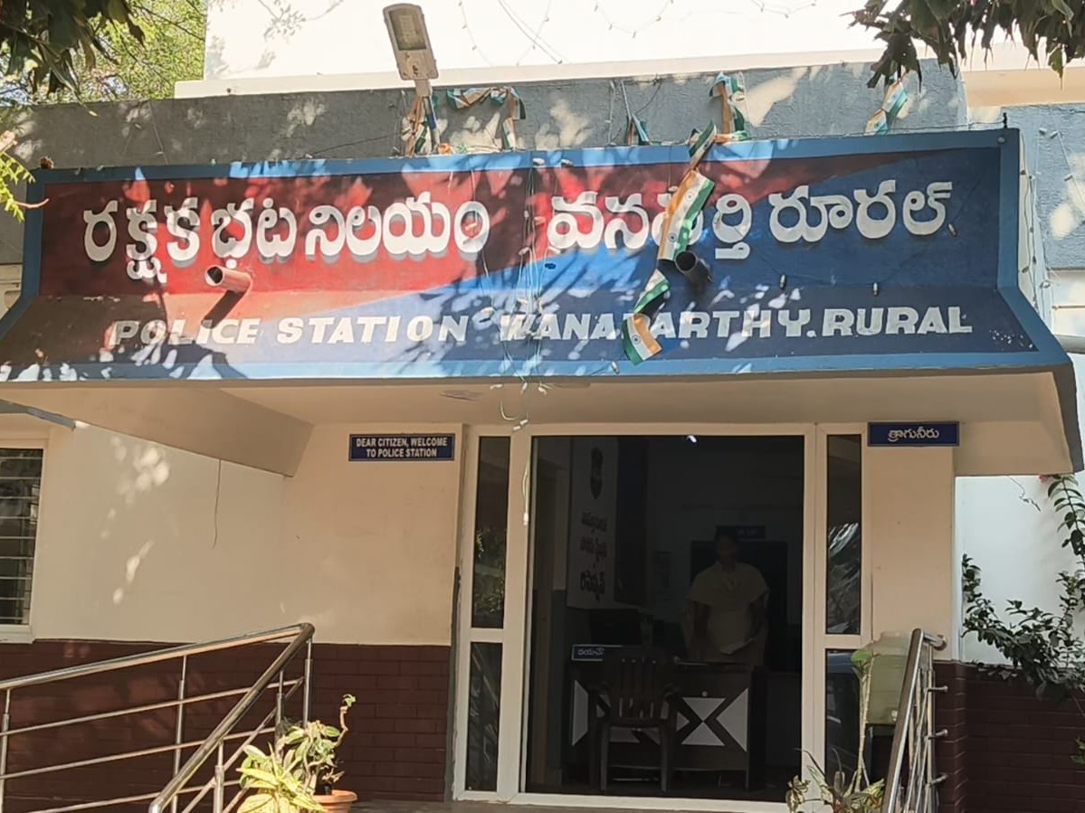 ఇసుక తరలిస్తున్న ట్రాక్టర్ల సీజ్