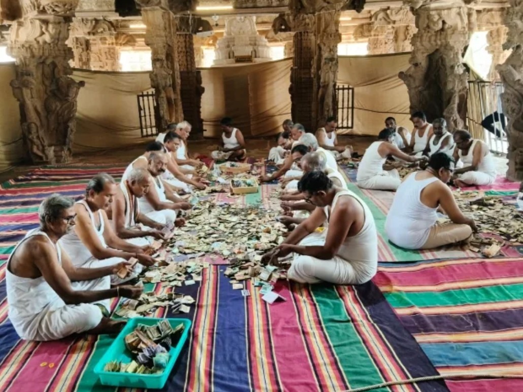 కోదండరాముడి హుండీ ఆదాయం లెక్కింపు..!