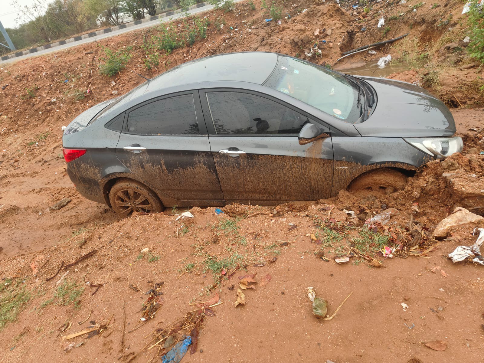 అదుపుతప్పి బురదలో పడిపోయిన కారు